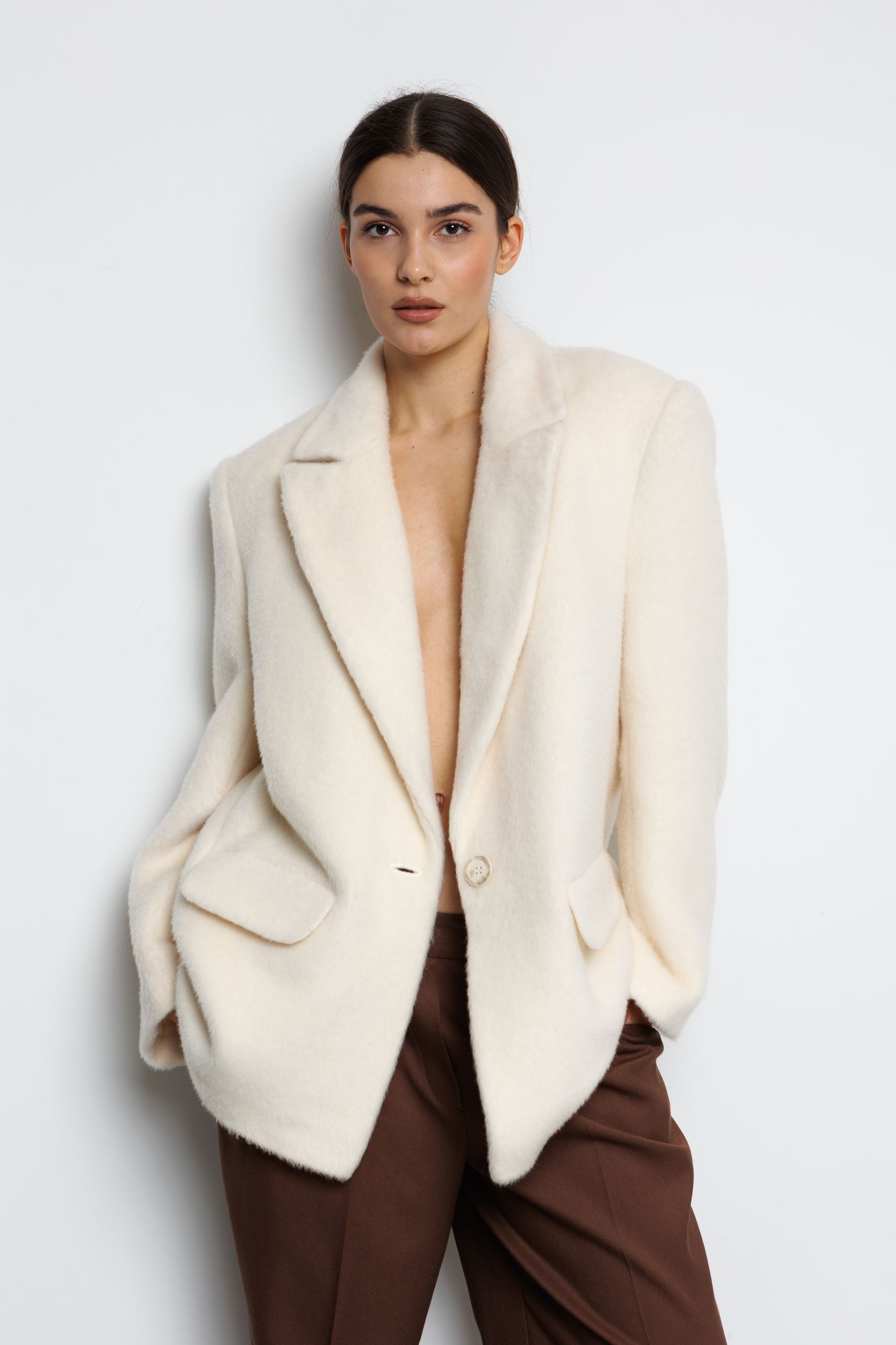 Жакет SUPER OVER FLUFFY с акцентным плечом