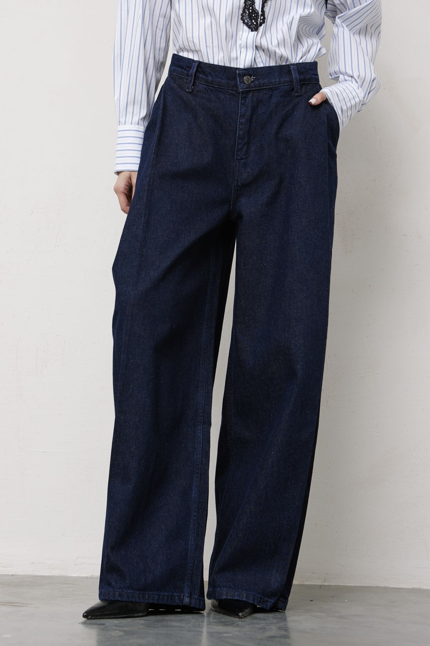 Джинсы BARREL FIT с защипом